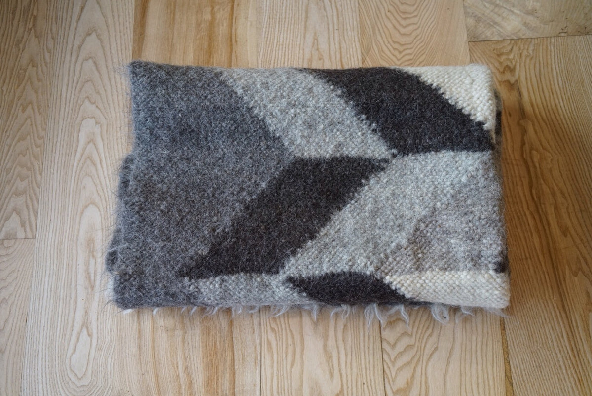 Handwoven wool rug from Ukraine, view 4