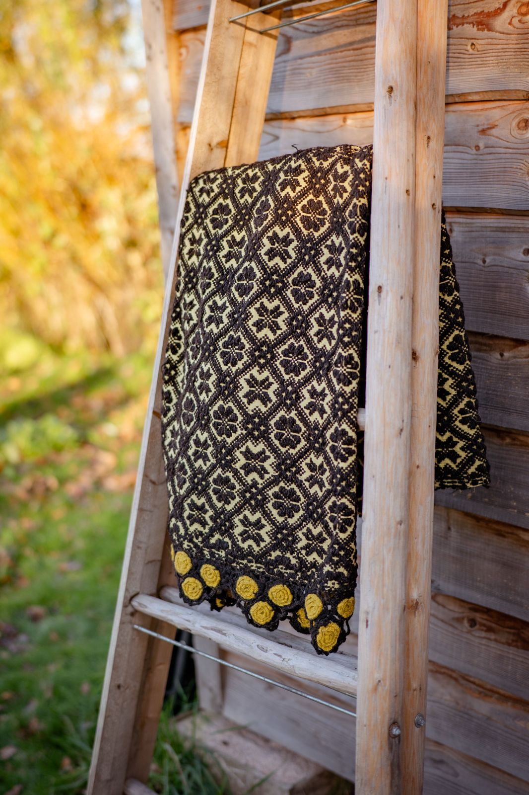 Vintage handvowen wool throw from Transylvania region, Romania, view 2