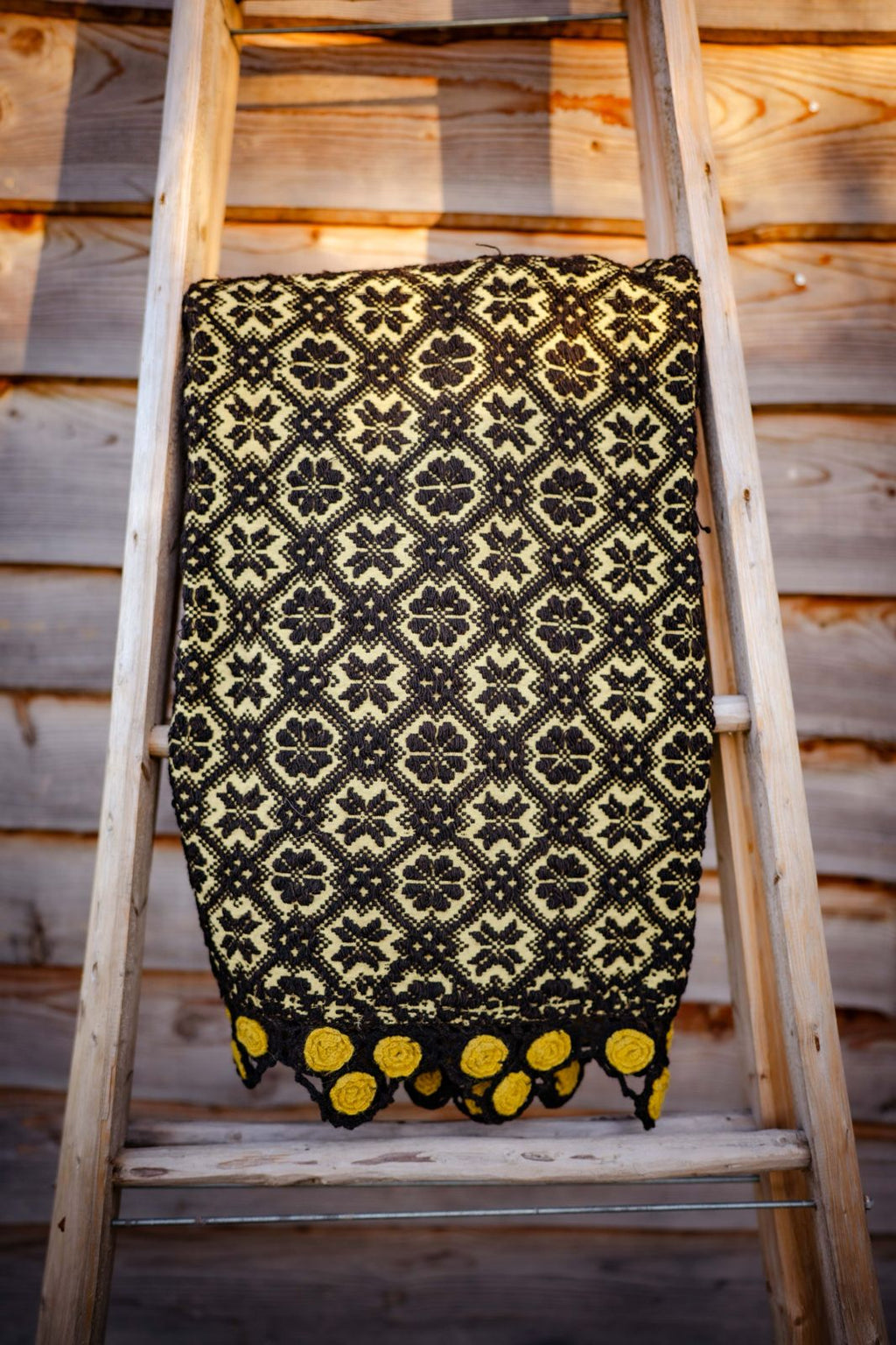 Vintage handvowen wool throw from Transylvania region, Romania
