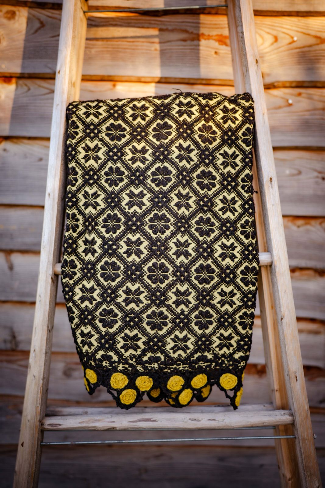 Vintage handvowen wool throw from Transylvania region, Romania